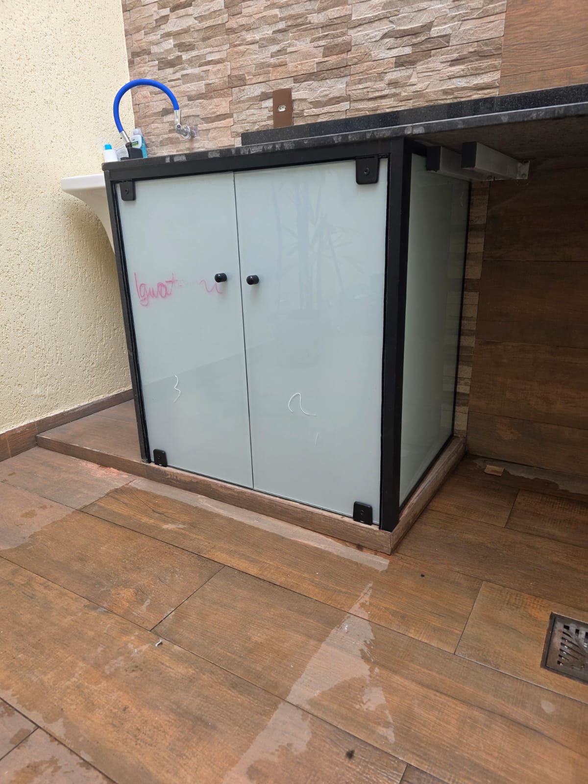 Armário de vidro temperado em belo horizonte com película